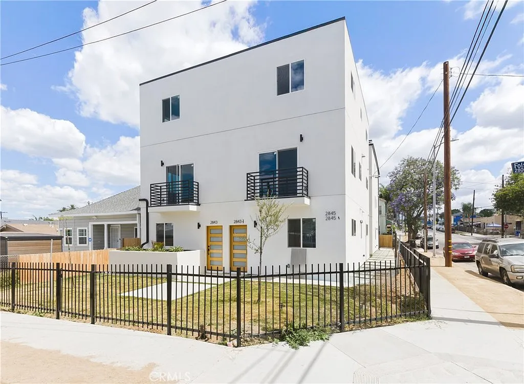 5 bed, 2250 sqft, $4,000 — Photo 1