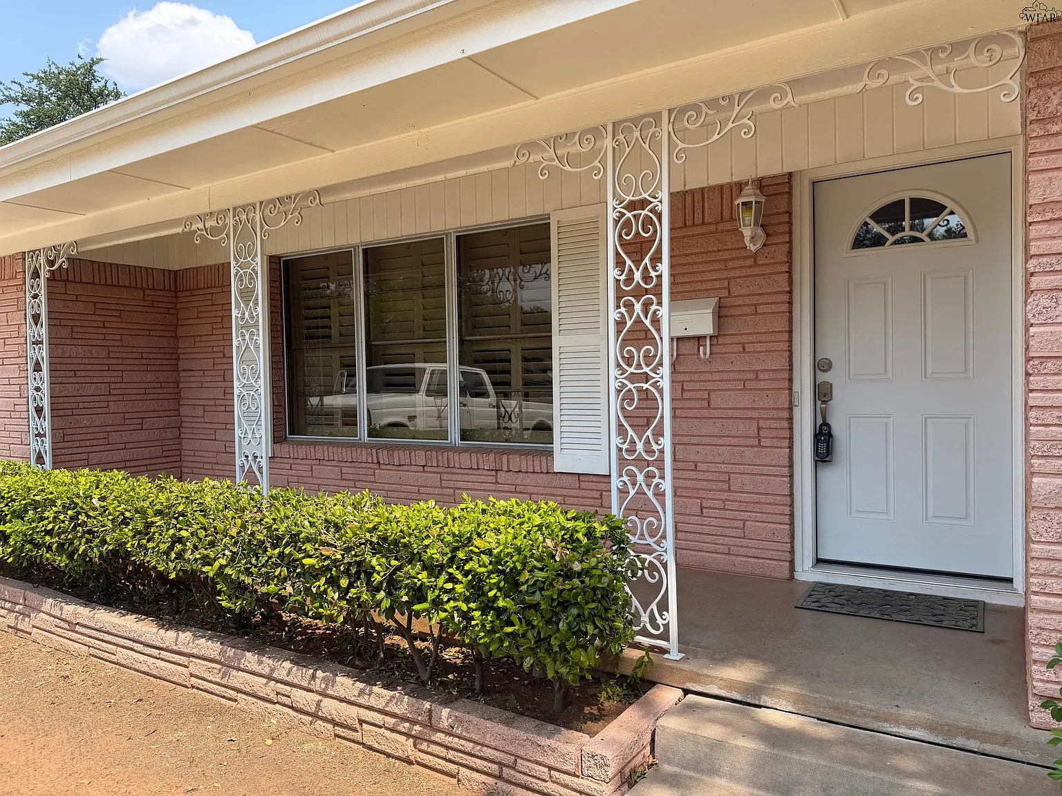 3 bed, 2.0 bath, 1775 sqft, $1,850 — Photo 4