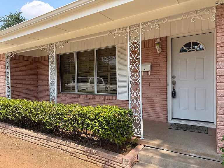1547 Singleton Ave — Photo 4