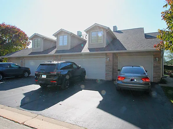 5685 Oak Village Dr, Roscoe, IL 61073