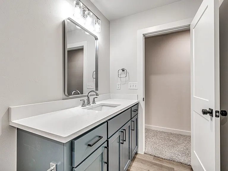610 W 2nd St #100 — Photo 31