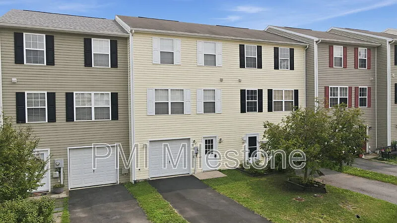 3 bed, 2.5 bath, 1320 sqft, $1,680 — Photo 4