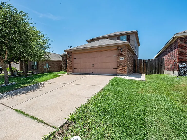 19420 James Manor St — Photo 2