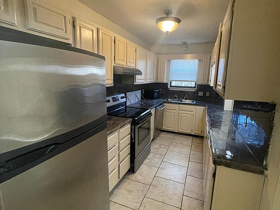 3rd image of 6122 The Oaks Ln