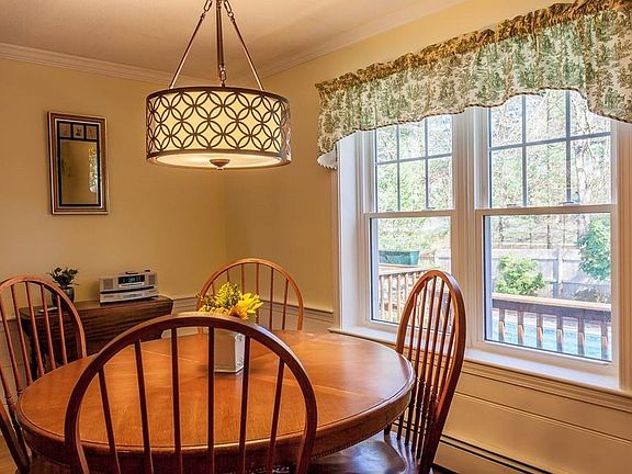 5th image of 10 Briarwood Cir