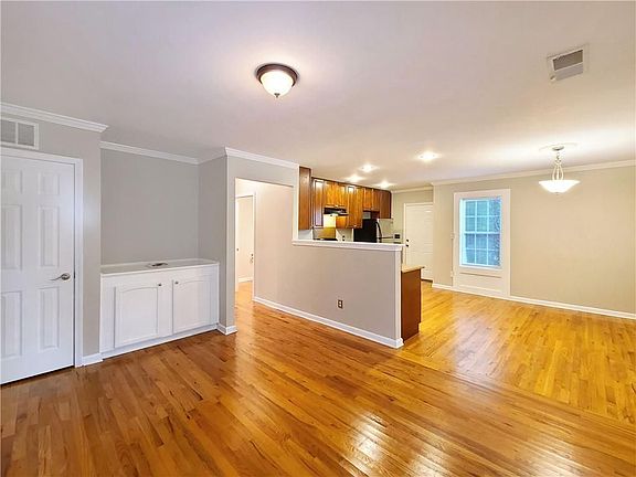 5th image of 140 Brook Cir #138