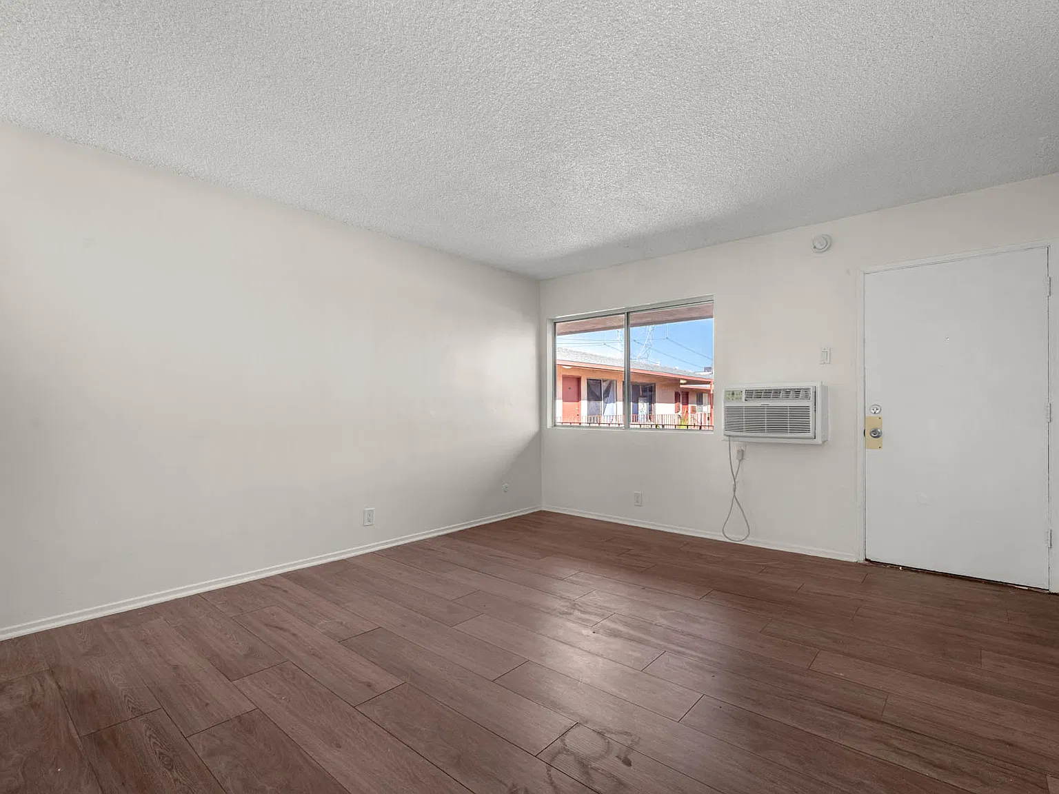 11741 Saticoy St — Photo 3