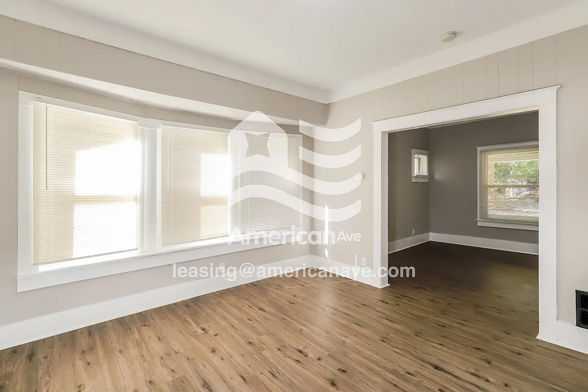 1215155_002_wm_-_living_room_13161312.jpg - 2933 Park Ave