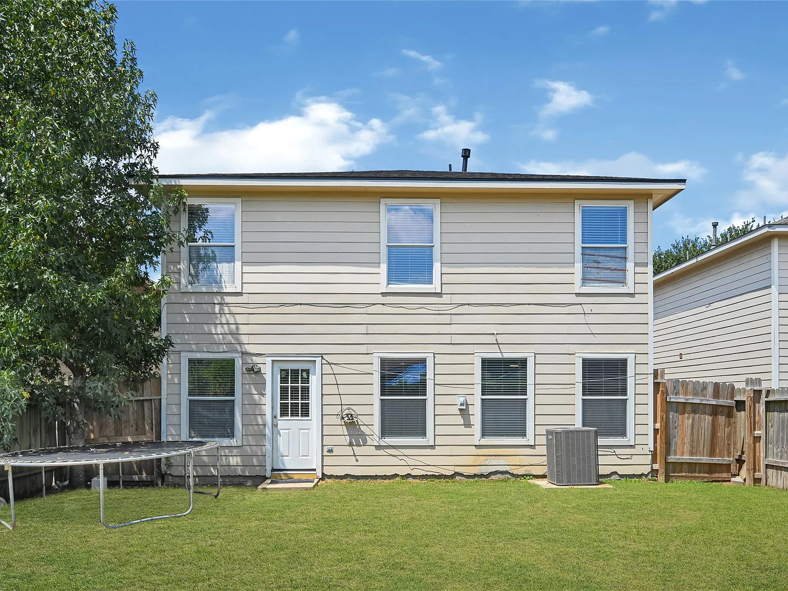 4 bed, 2.5 bath, 2064 sqft, $2,100 — Photo 4