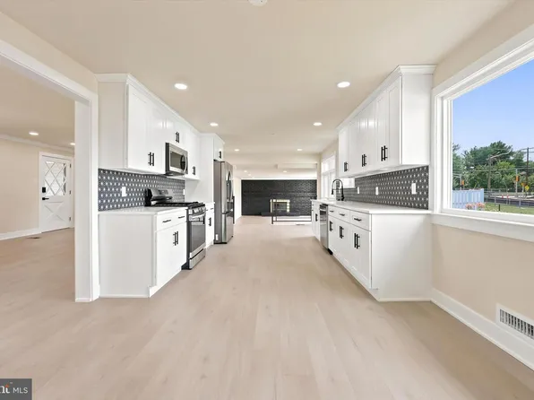4 Bellows Ln, Cherry Hill, NJ 08002