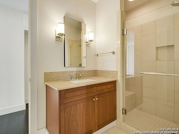 4th image of 600 E Market St