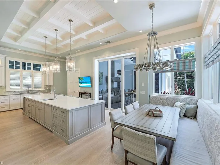 425 Harbour Dr — Photo 8