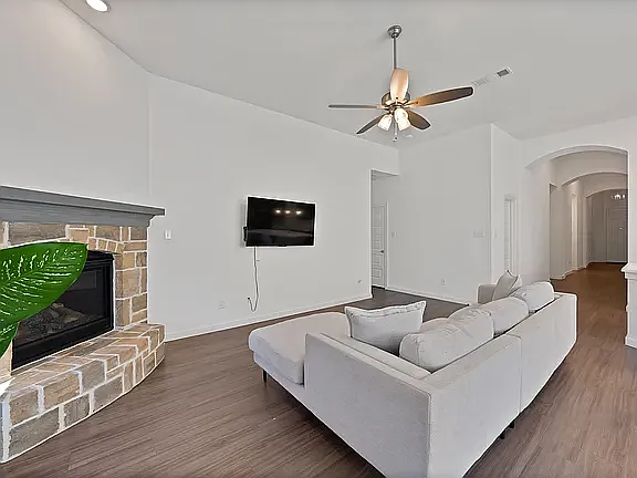 4 bed, 2291 sqft, $2,900 — Photo 4