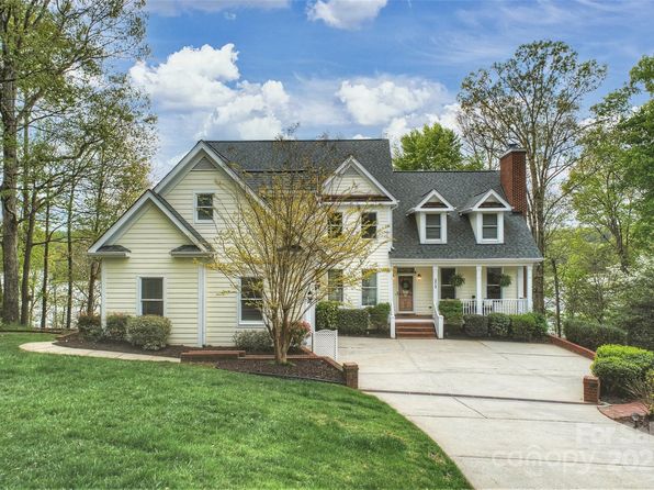 272 Harbor Ridge Dr, Statesville, NC 28677