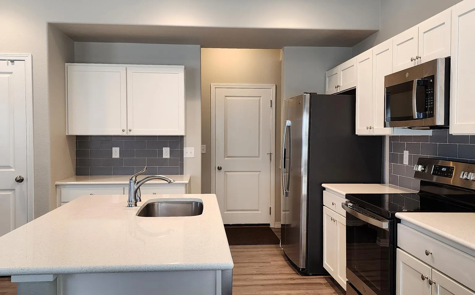 3 bed, 2.5 bath, 1690 sqft, $2,500 — Photo 4