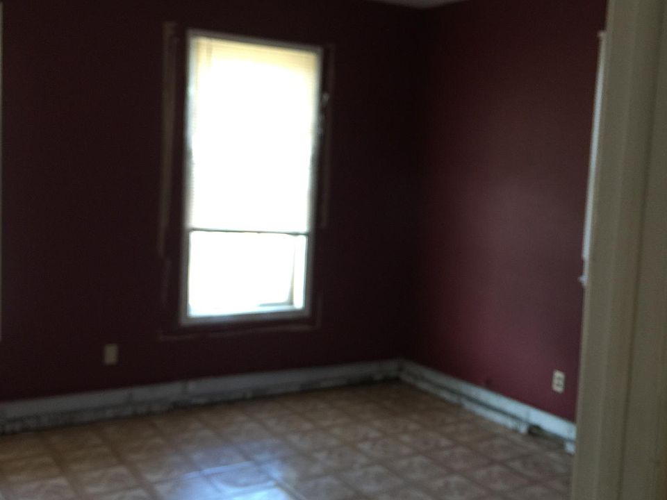 2nd image of 662 Noble Ave #1