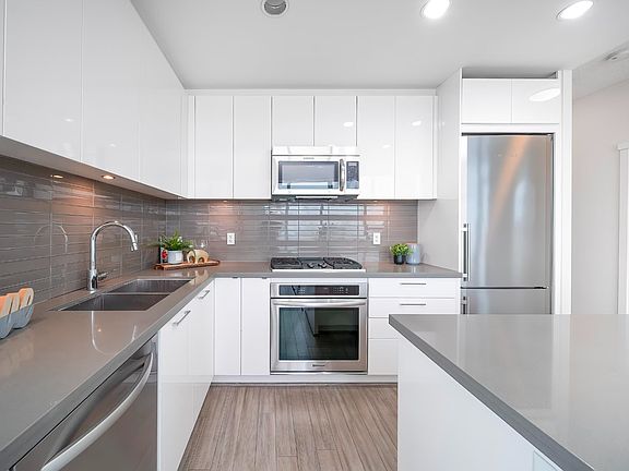 open kitchen w/ full service