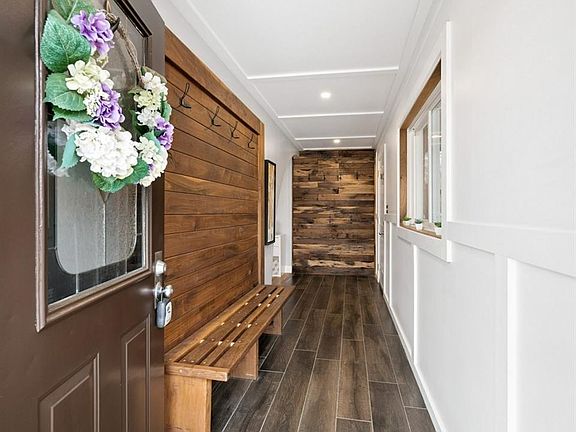 3rd image of 522 Glendene Cres