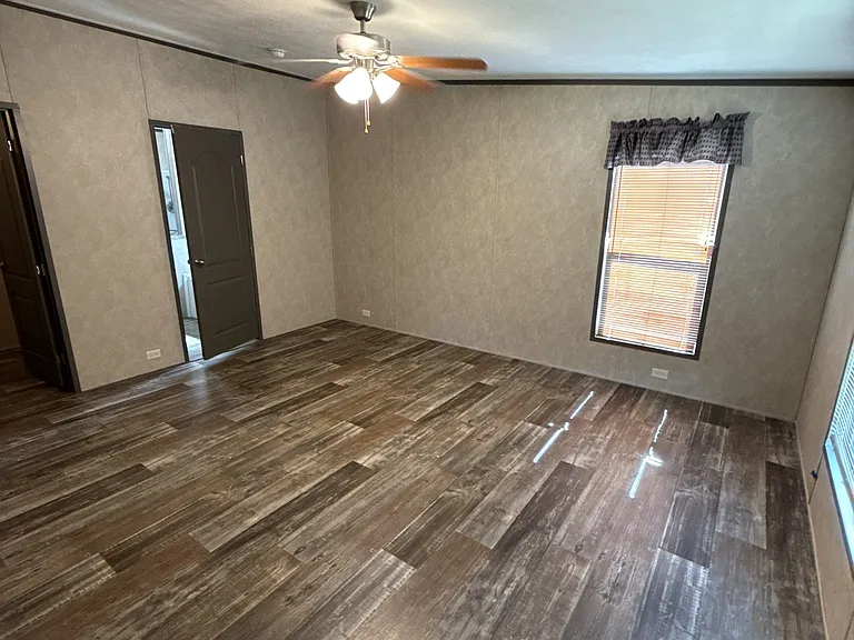 894 FM 1395 — Photo 16