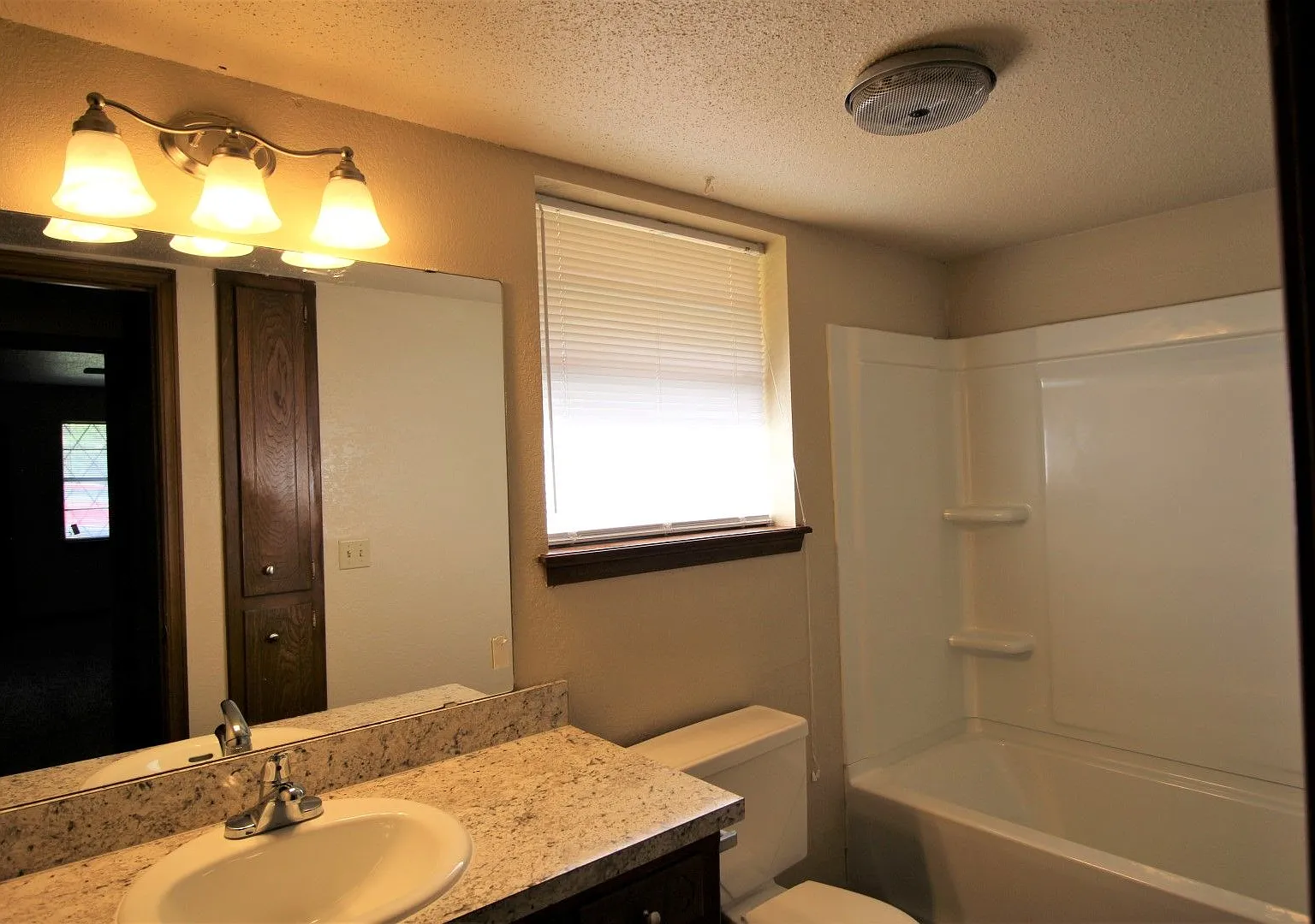 Spacious 3 Bed 2 Bath In Edmond — Photo 4