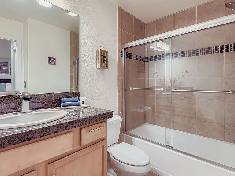 En suite full bathroom in guest bedroom