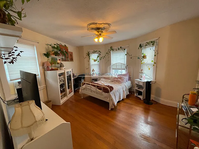 56 Montfern Ave #3 — Photo 7