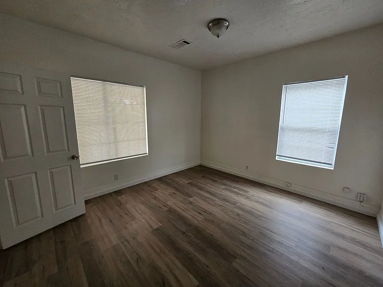937 W 20th St — Photo 15
