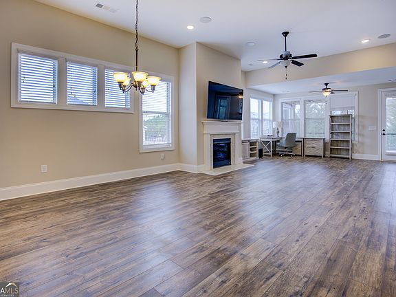 5th image of 208 Silver Maple Ct