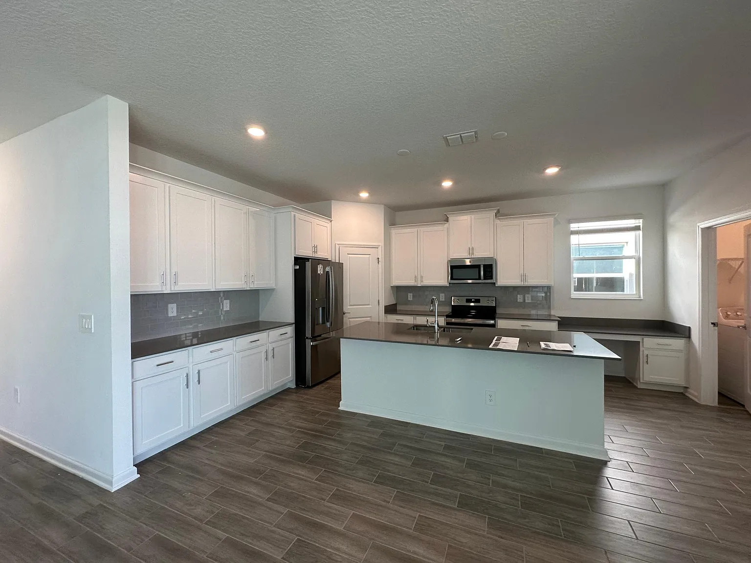 6 bed, 2634 sqft, $2,650 — Photo 2