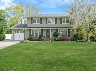 90 Rhoda Ave, Nesconset, NY 11767