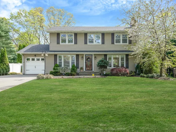 90 Rhoda Avenue, Nesconset, NY 11767