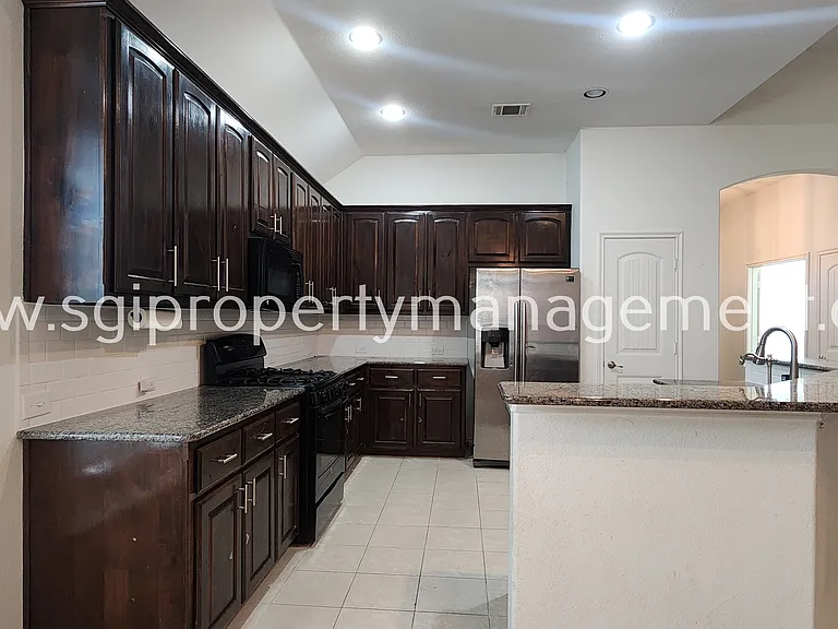 1369 Crescent Cove Dr — Photo 9