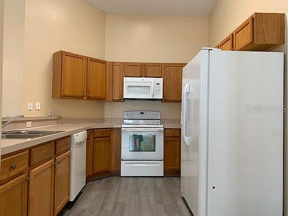 5th image of 429 Majesty Dr