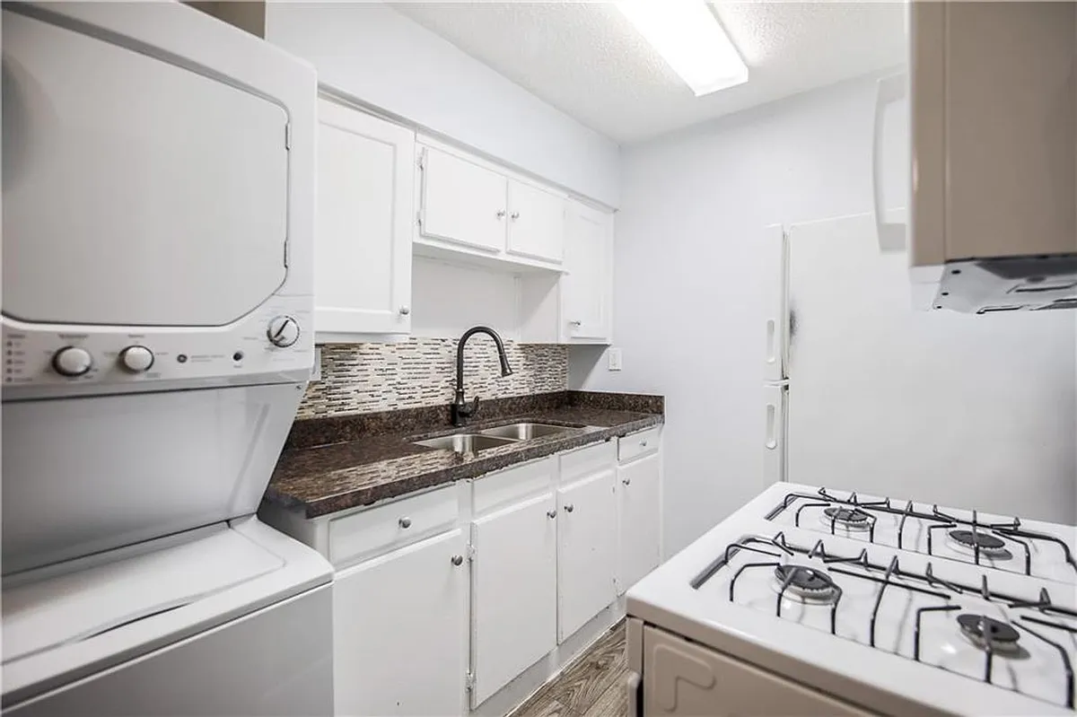 Building Photo - 2401 Manor Rd #121