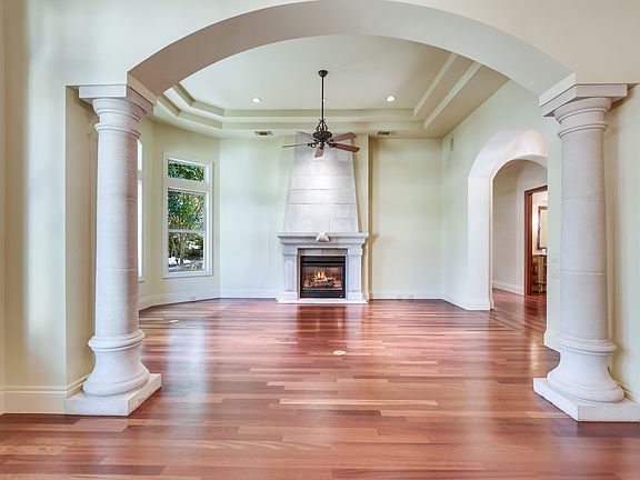 4th image of 10 Tuscany Ct
