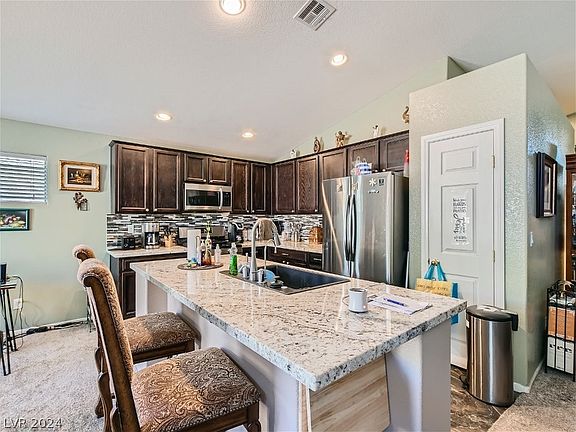 3rd image of 1124 E El Campo Grande Ave