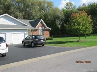5209 Magnolia Dr, Lockport, NY 14094