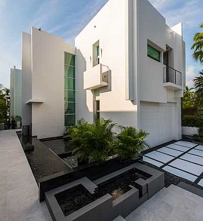 Striking Waterfront Home on Isle of Biscaya
