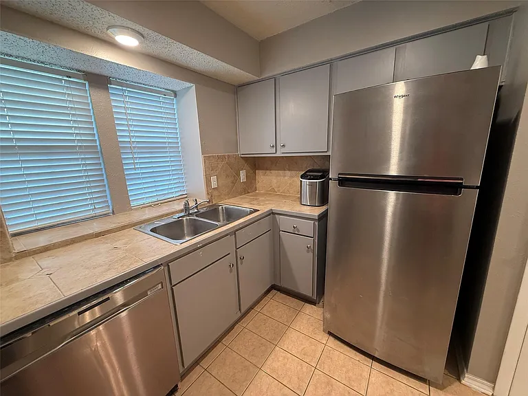 2834 Naples Dr — Photo 9
