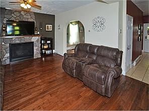 4th image of 609 Kier St