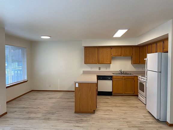 3rd image of 2680-2690 Alderwood Ave #6