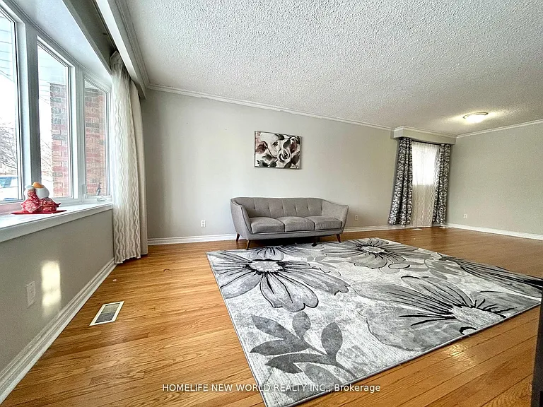 27 Hayward Cres #UPPER — Photo 9