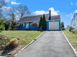 11 Glenwood Road, Glen Head, NY