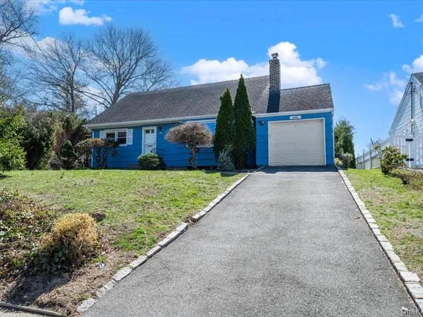 11 Glenwood Road, Glen Head, NY 11545