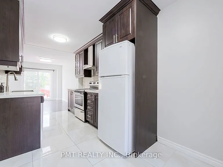 26 Granada Cres — Photo 10