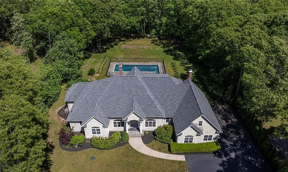 1st image of 11 Yarmouth Dr