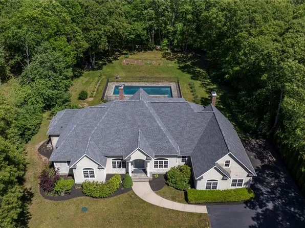 11 Yarmouth Dr, Westerly, RI 02891