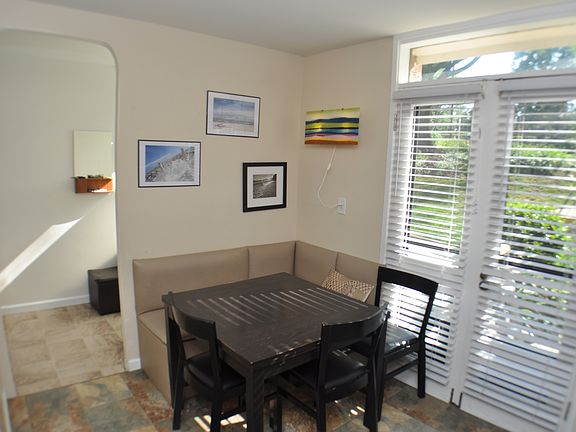 eat-in kitchen