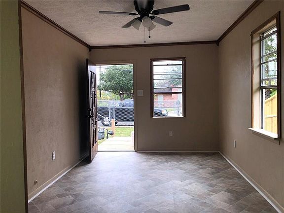 4th image of 2938 Macarthur St