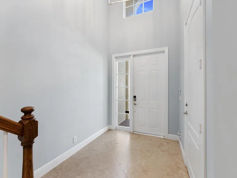 604 NE Francesca Ln — Photo 4